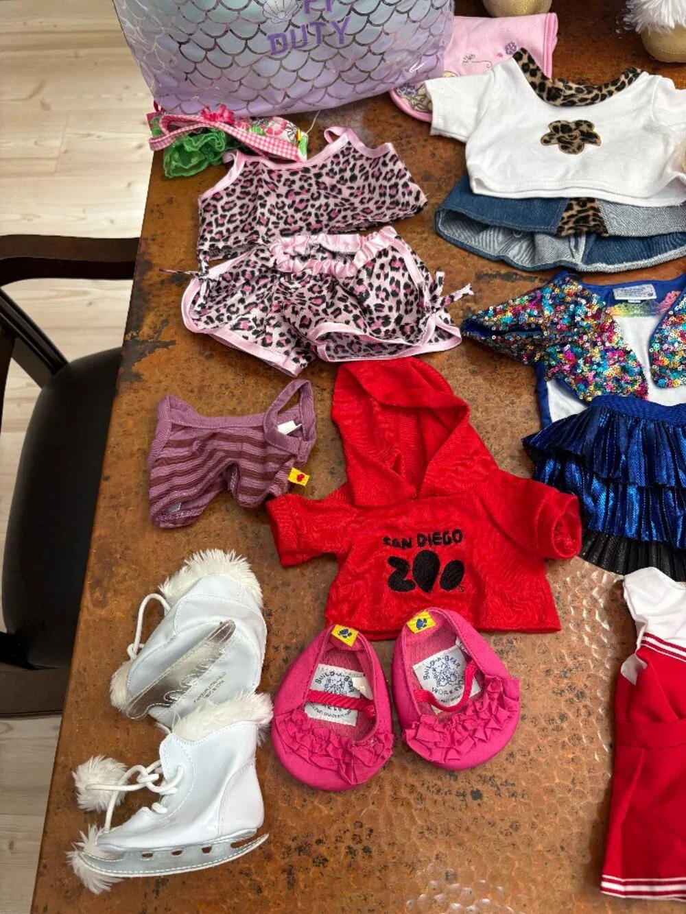 Build-A-Bear Lot    Glisten,  Twinkle,  Pink Teddy Bear    32 outfits of clothes
